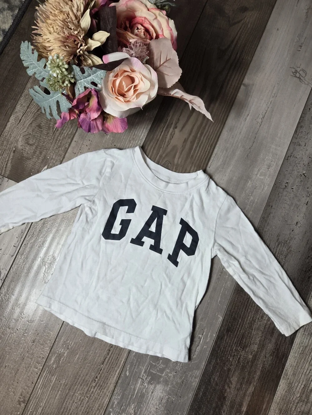 baby gap brannan's favorites kids long-sleeve logo tee in white size 12-18m euc